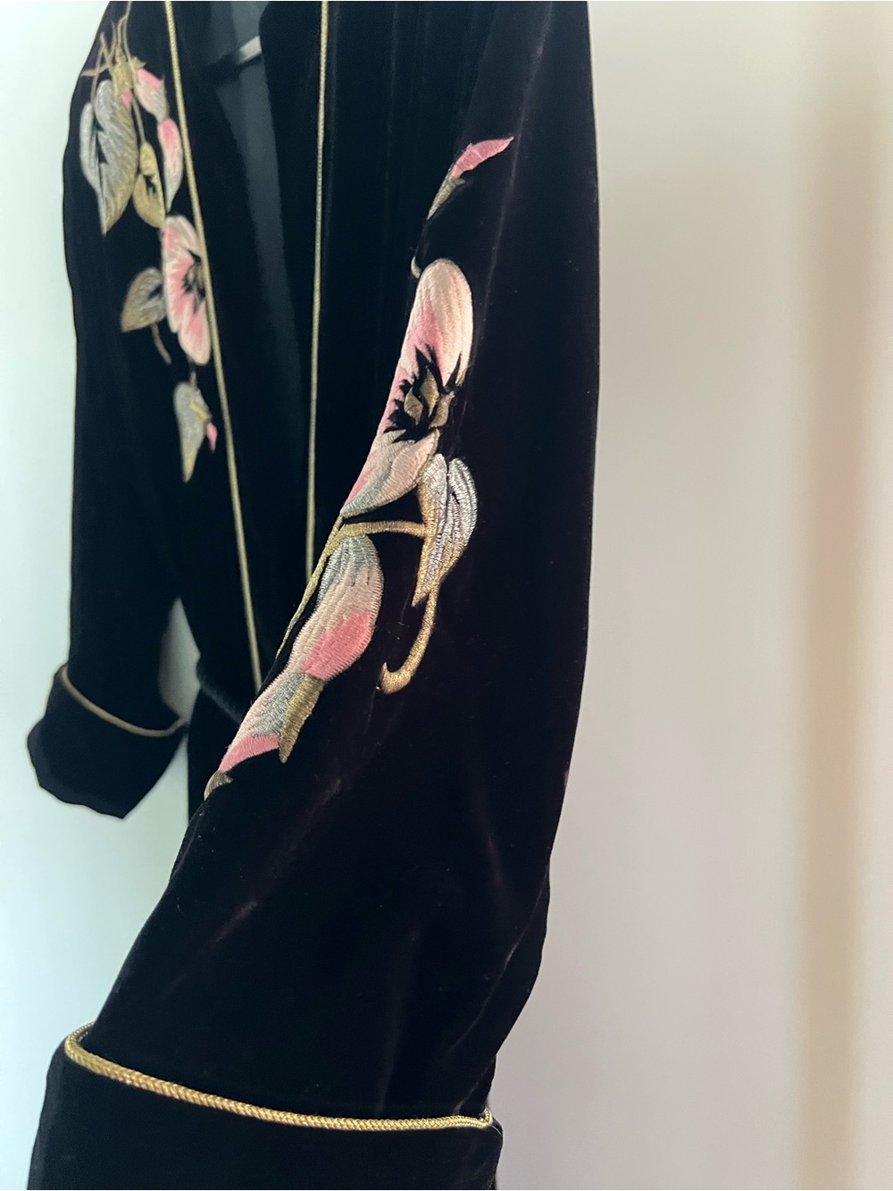 Vintage Natori Black Velvet Robe with Pink & Gold Floral Embroidery Saks Fifth - Picture 4 of 6